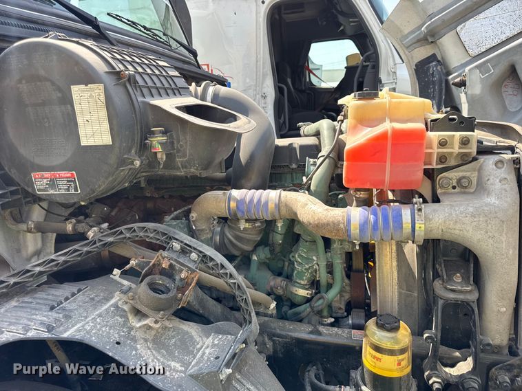 image for item YA0611 2016 Volvo VNL semi truck