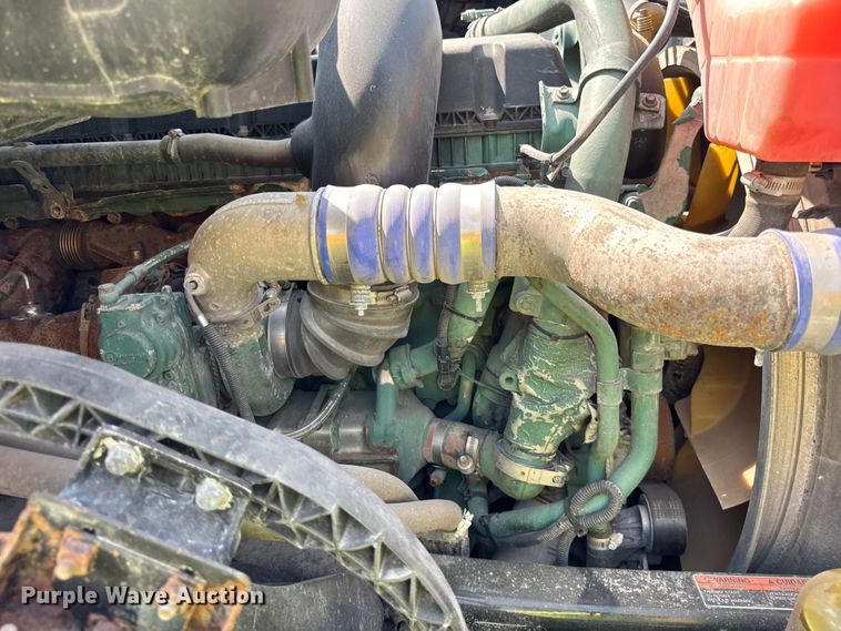 image for item YA0611 2016 Volvo VNL semi truck