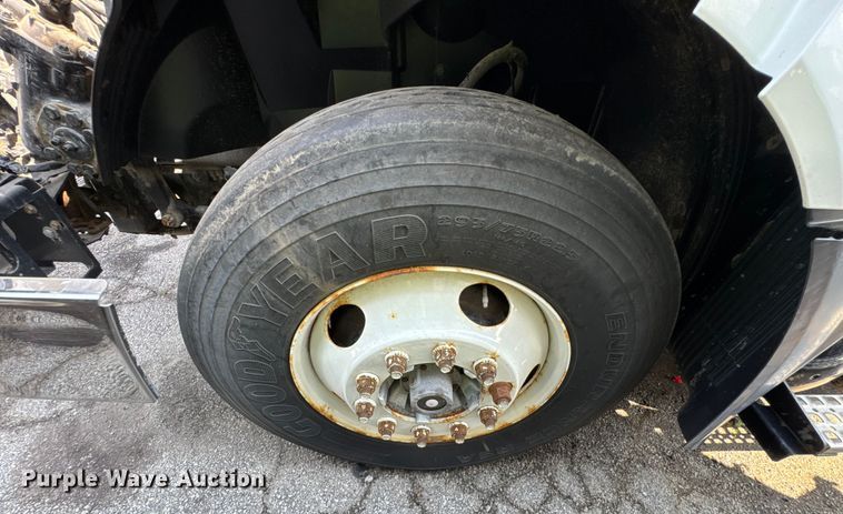 image for item YA0611 2016 Volvo VNL semi truck