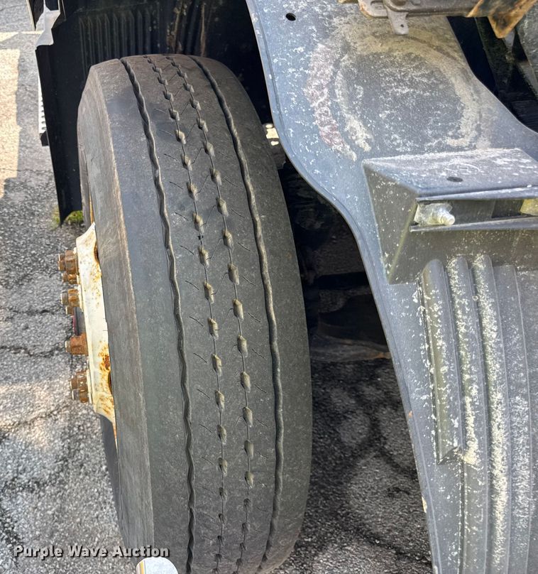 image for item YA0611 2016 Volvo VNL semi truck