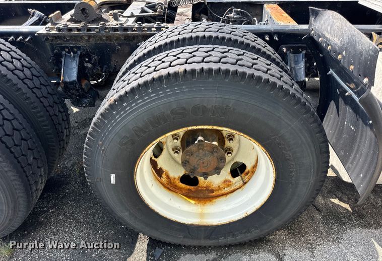 image for item YA0611 2016 Volvo VNL semi truck