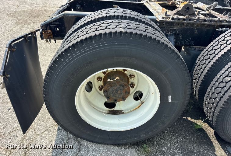 image for item YA0611 2016 Volvo VNL semi truck