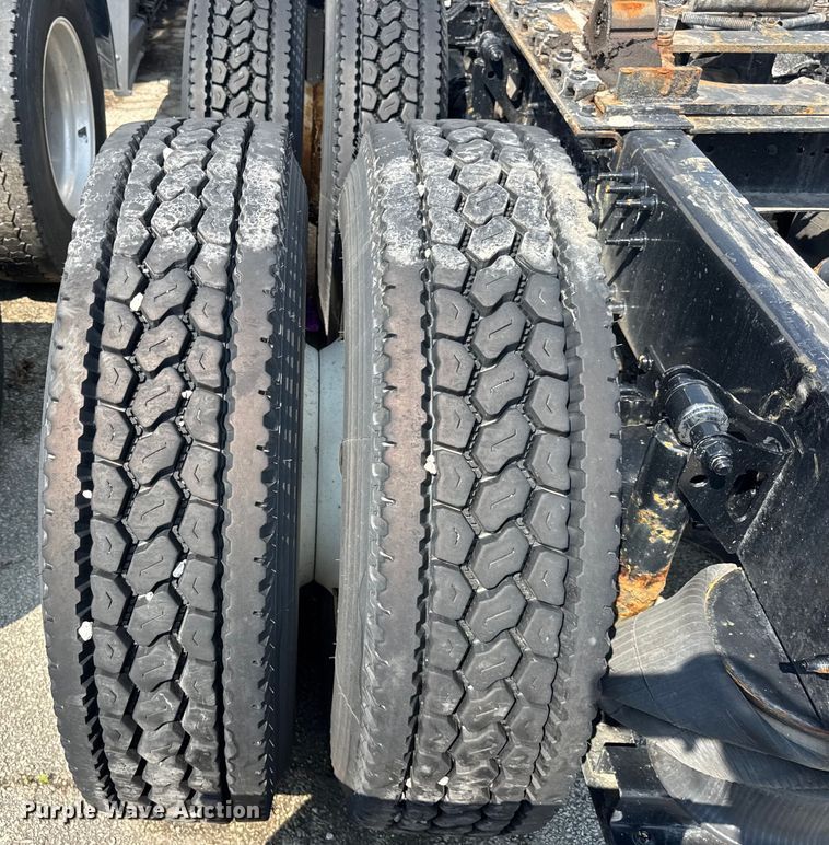 image for item YA0611 2016 Volvo VNL semi truck