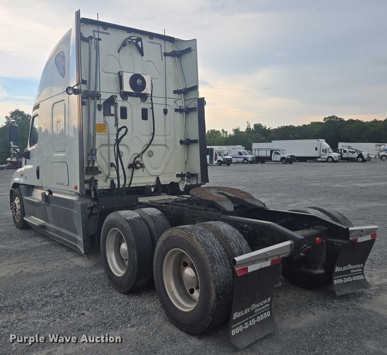 image for item YA0691 2016 Freightliner Cascadia semi truck