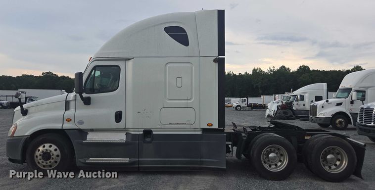 image for item YA0691 2016 Freightliner Cascadia semi truck