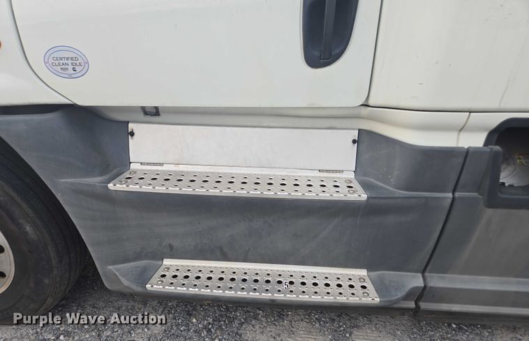 image for item YA0691 2016 Freightliner Cascadia semi truck