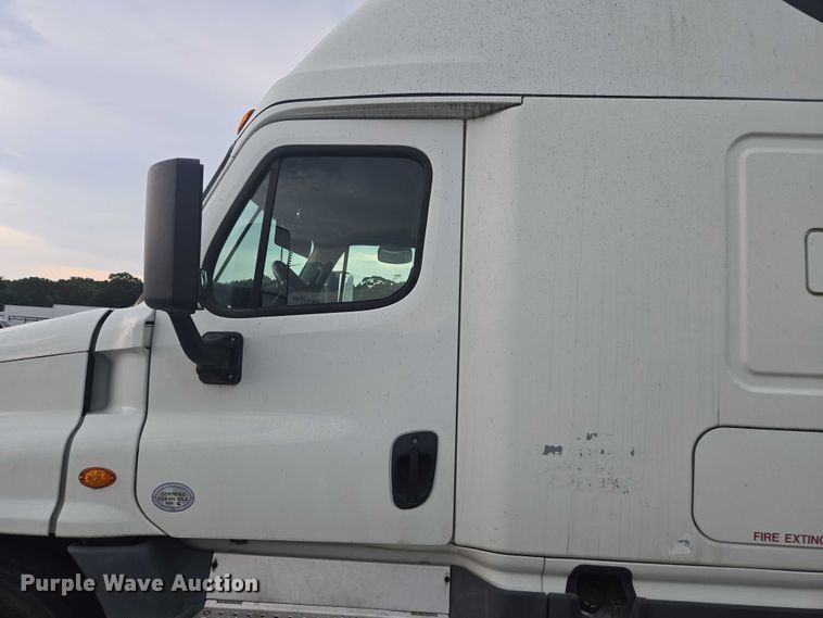 image for item YA0691 2016 Freightliner Cascadia semi truck