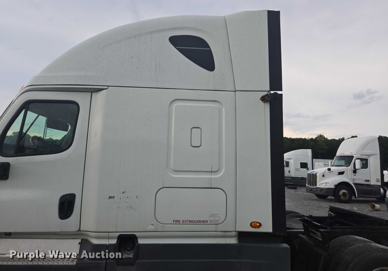 image for item YA0691 2016 Freightliner Cascadia semi truck