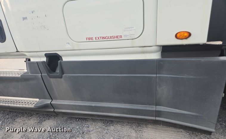 image for item YA0691 2016 Freightliner Cascadia semi truck