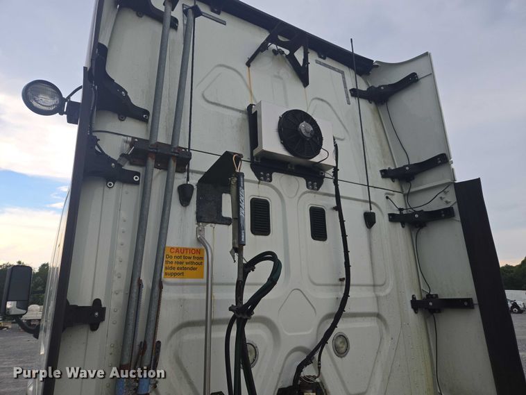 image for item YA0691 2016 Freightliner Cascadia semi truck