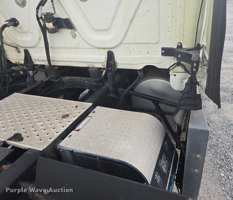 image for item YA0691 2016 Freightliner Cascadia semi truck