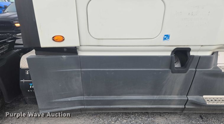 image for item YA0691 2016 Freightliner Cascadia semi truck