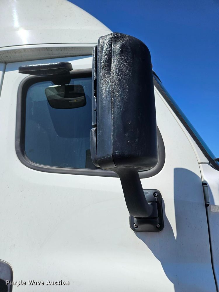 image for item YA0691 2016 Freightliner Cascadia semi truck