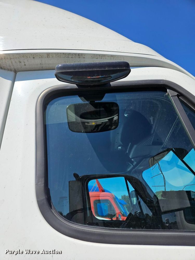 image for item YA0691 2016 Freightliner Cascadia semi truck