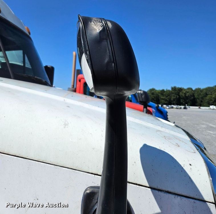 image for item YA0691 2016 Freightliner Cascadia semi truck