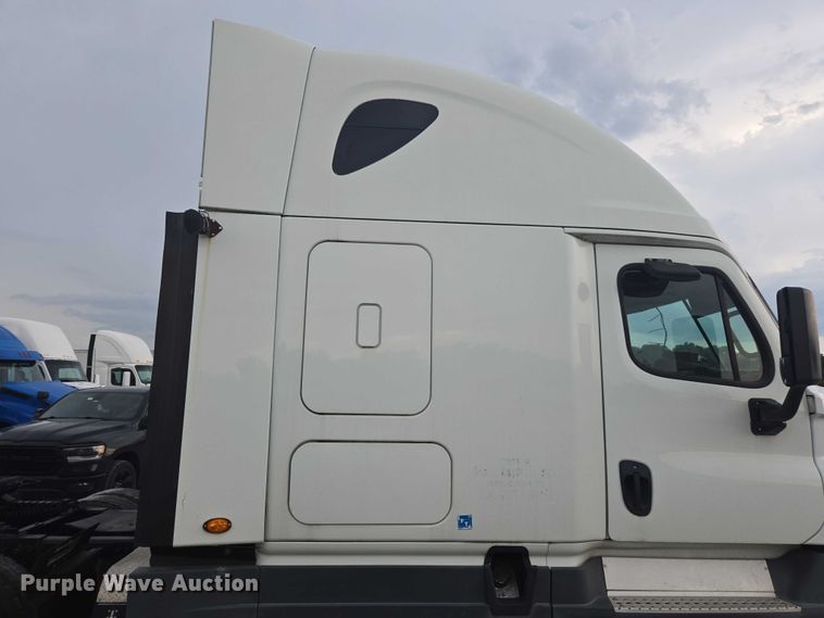 image for item YA0691 2016 Freightliner Cascadia semi truck