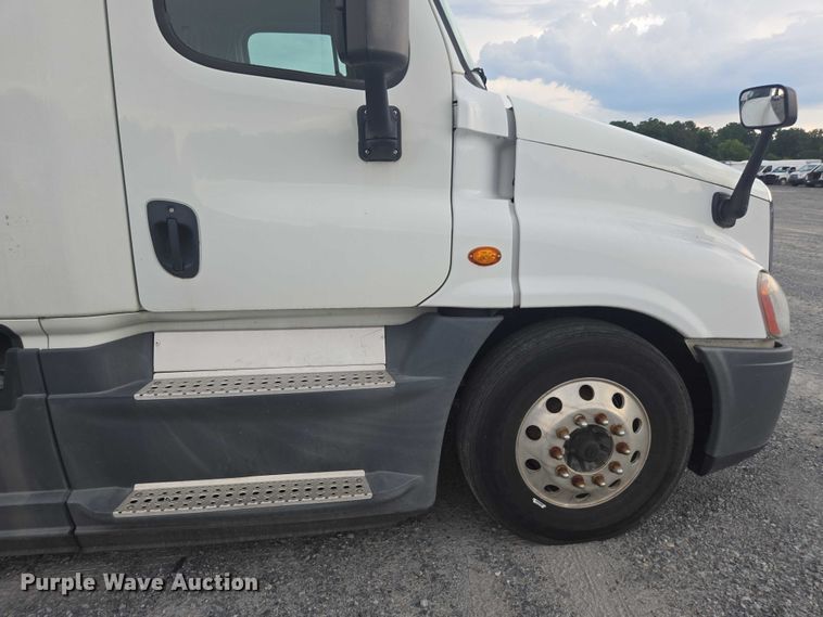 image for item YA0691 2016 Freightliner Cascadia semi truck