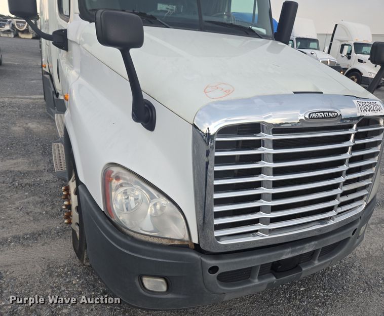 image for item YA0691 2016 Freightliner Cascadia semi truck