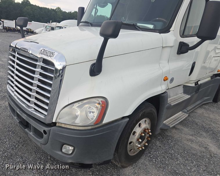 image for item YA0691 2016 Freightliner Cascadia semi truck