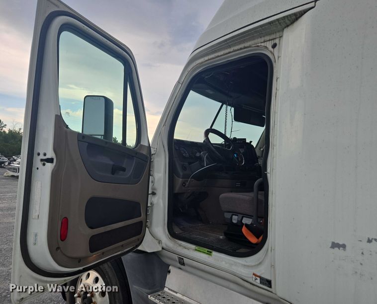 image for item YA0691 2016 Freightliner Cascadia semi truck