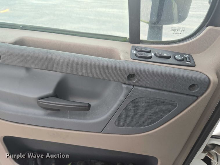 image for item YA0691 2016 Freightliner Cascadia semi truck