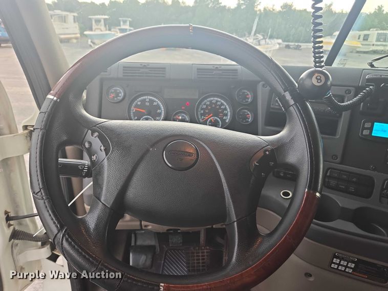 image for item YA0691 2016 Freightliner Cascadia semi truck