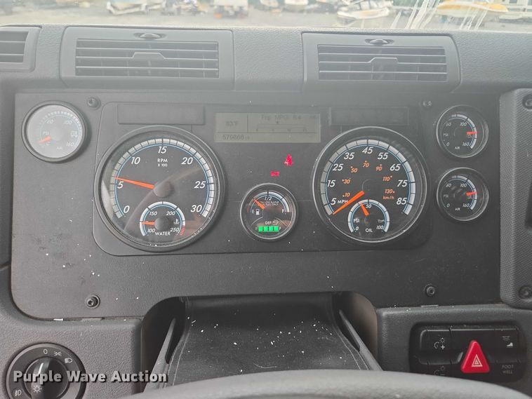 image for item YA0691 2016 Freightliner Cascadia semi truck