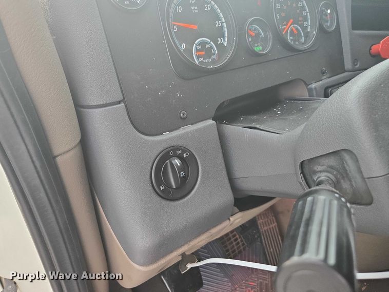 image for item YA0691 2016 Freightliner Cascadia semi truck