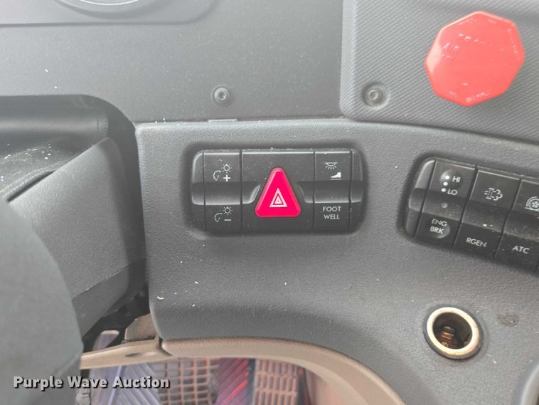 image for item YA0691 2016 Freightliner Cascadia semi truck