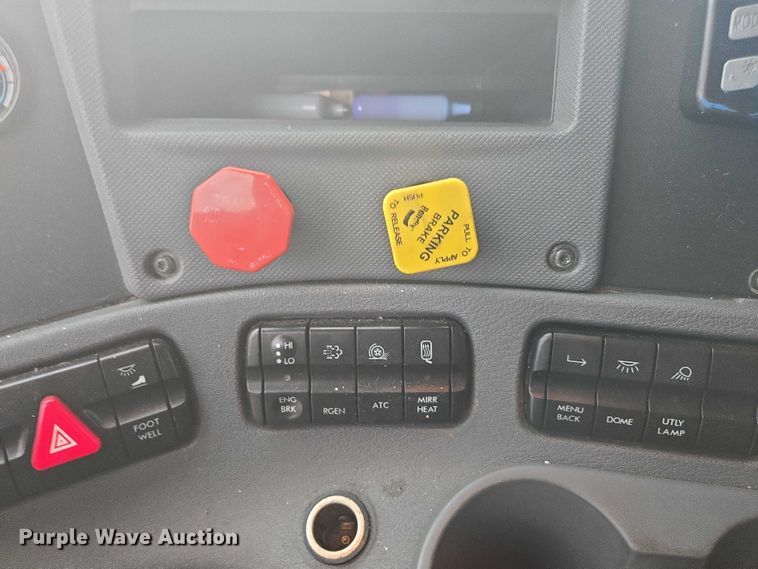 image for item YA0691 2016 Freightliner Cascadia semi truck