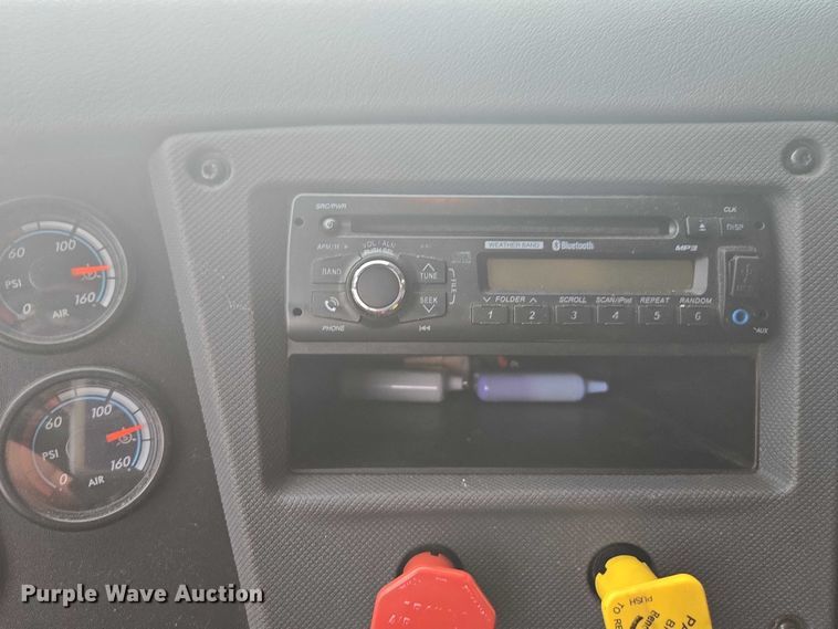 image for item YA0691 2016 Freightliner Cascadia semi truck