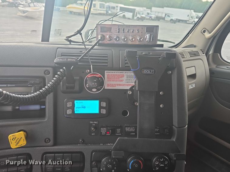 image for item YA0691 2016 Freightliner Cascadia semi truck