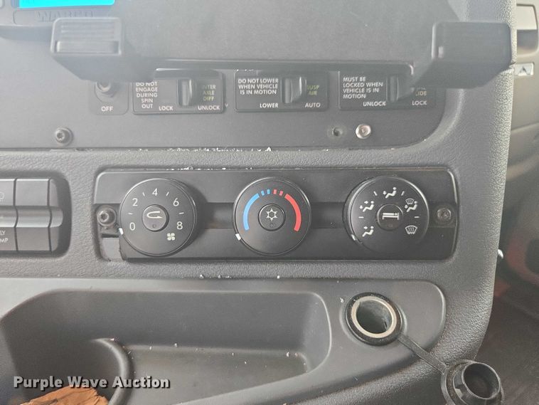 image for item YA0691 2016 Freightliner Cascadia semi truck