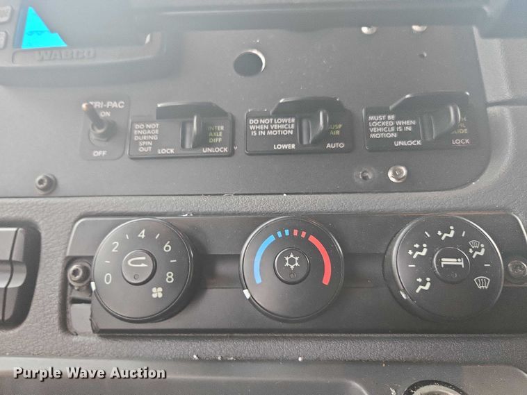 image for item YA0691 2016 Freightliner Cascadia semi truck