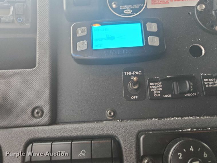 image for item YA0691 2016 Freightliner Cascadia semi truck