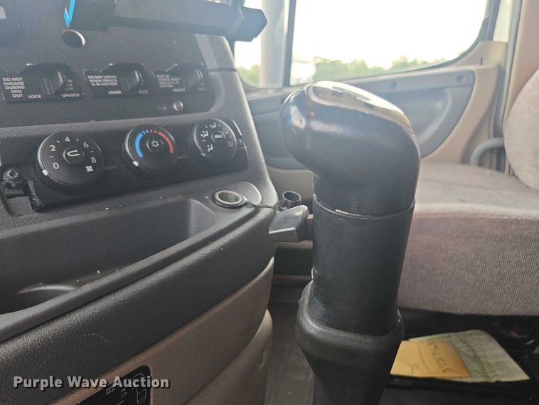 image for item YA0691 2016 Freightliner Cascadia semi truck