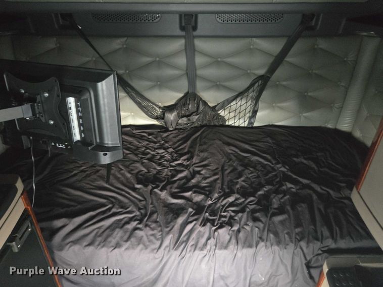 image for item YA0691 2016 Freightliner Cascadia semi truck