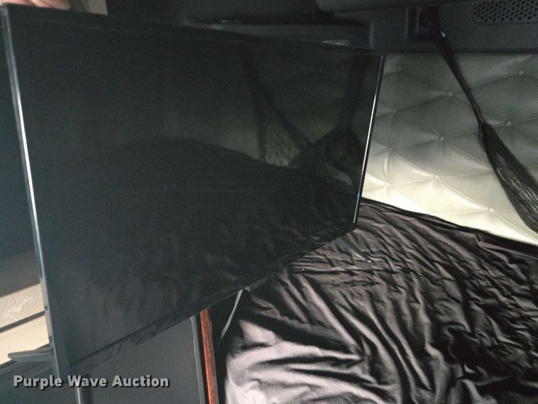 image for item YA0691 2016 Freightliner Cascadia semi truck