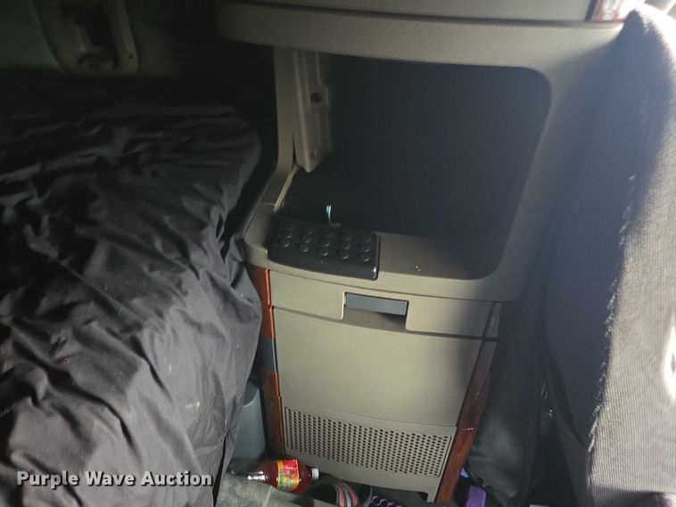 image for item YA0691 2016 Freightliner Cascadia semi truck