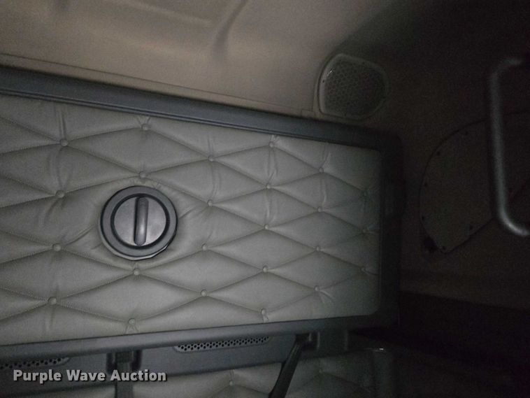 image for item YA0691 2016 Freightliner Cascadia semi truck