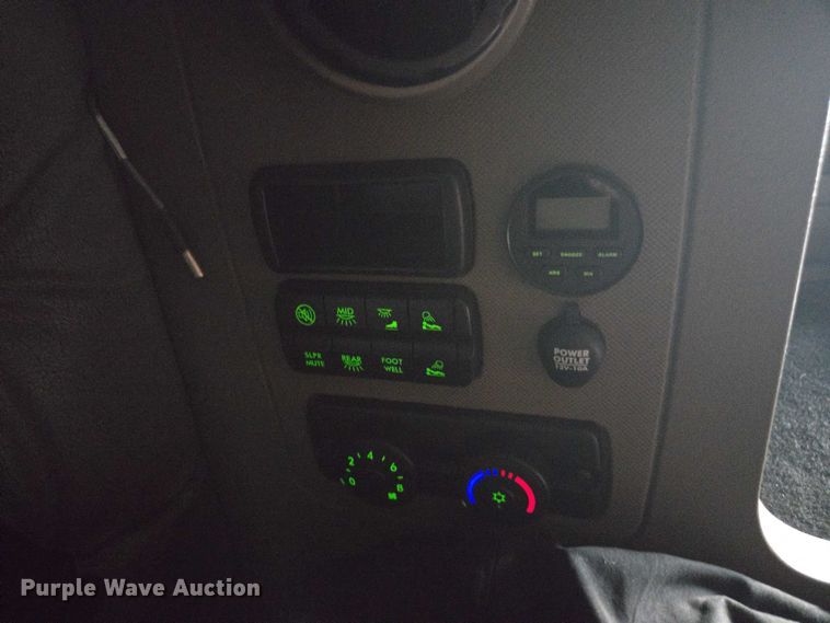 image for item YA0691 2016 Freightliner Cascadia semi truck