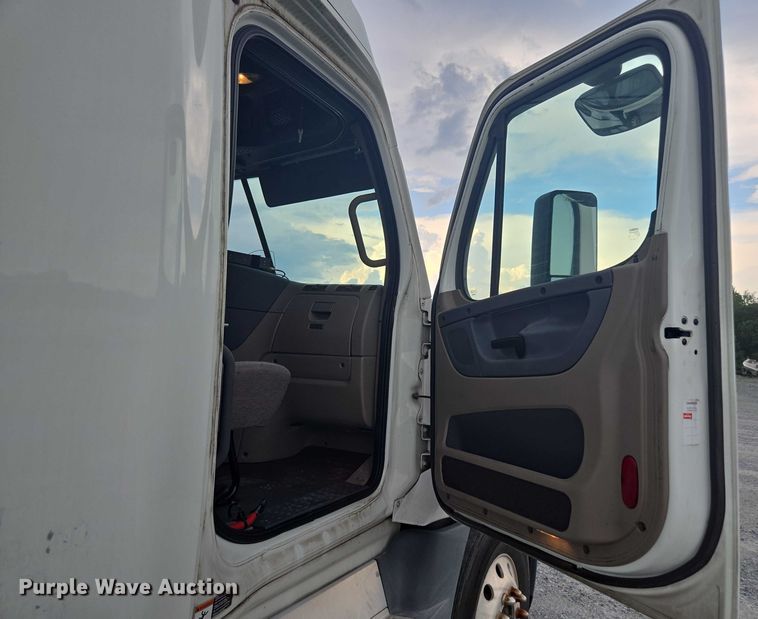 image for item YA0691 2016 Freightliner Cascadia semi truck