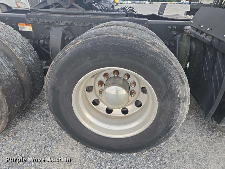 image for item YA0691 2016 Freightliner Cascadia semi truck