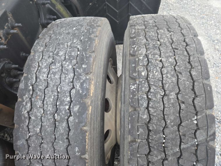 image for item YA0691 2016 Freightliner Cascadia semi truck