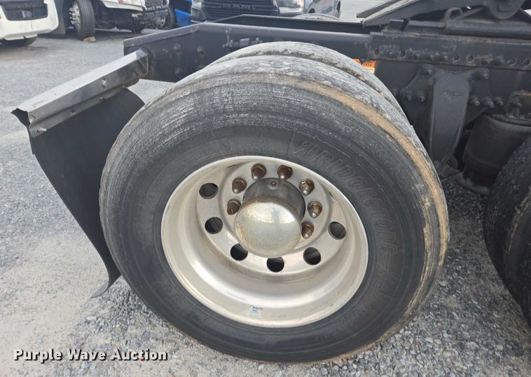 image for item YA0691 2016 Freightliner Cascadia semi truck