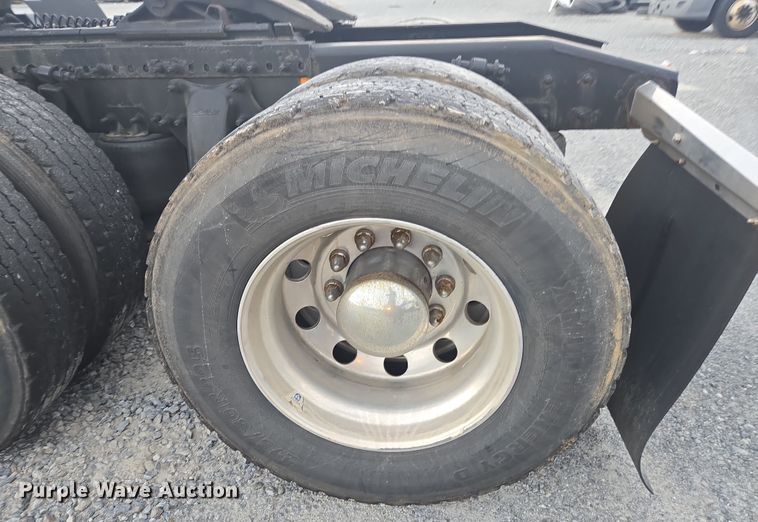 image for item YA0691 2016 Freightliner Cascadia semi truck