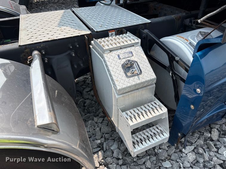 image for item YA0692 2019 Western Star  5700 semi truck