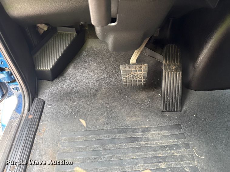 image for item YA0692 2019 Western Star  5700 semi truck