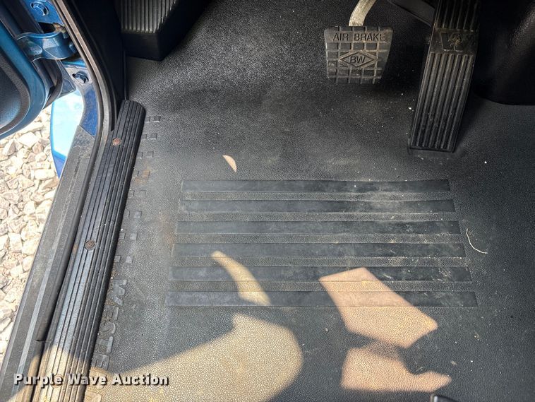 image for item YA0692 2019 Western Star  5700 semi truck