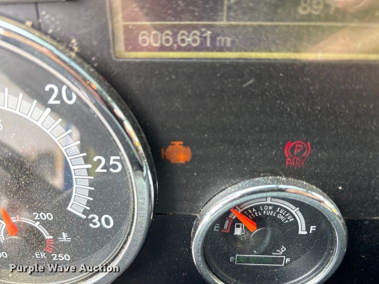 image for item YA0692 2019 Western Star  5700 semi truck